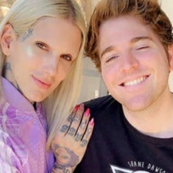 💕Jeffree Star Cosmetics Pink Piggy Hand Mirror! - Picture 4 of 4